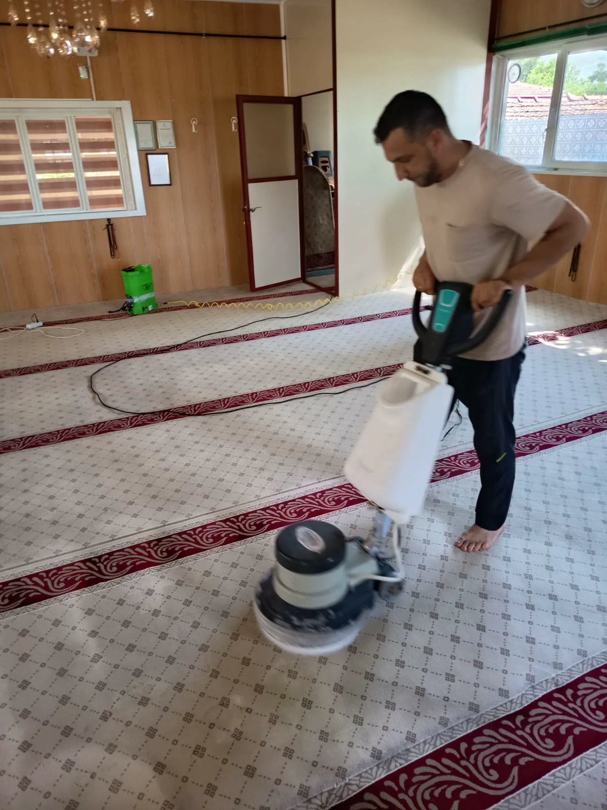 Erzincan'da profesyonel makineyle yerinde cami halısı yıkama